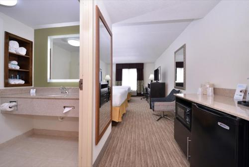 TV o dispositivi per l'intrattenimento presso Holiday Inn Express Hotel & Suites Mooresville - Lake Norman, an IHG Hotel