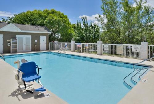 Piscina di Holiday Inn Express Hotel & Suites Mooresville - Lake Norman by IHG o nelle vicinanze
