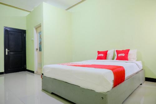 En eller flere senge i et værelse på OYO Life 2508 Alba Suites Homestay Syariah
