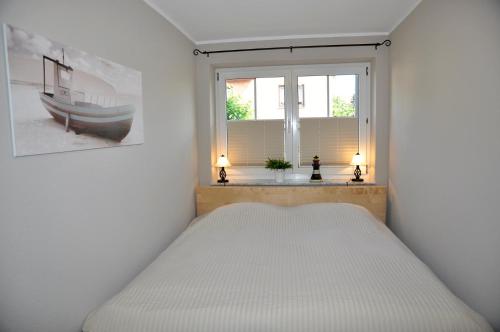 a bed in a room with a window at Bellevue 02 in Laboe