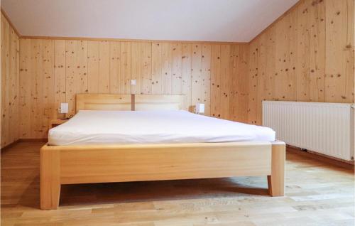 Posto letto in camera con parete in legno. di Stunning Apartment In Dalaas With 2 Bedrooms And Wifi a Dalaas