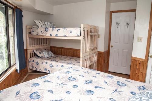 Ένα ή περισσότερα κρεβάτια σε δωμάτιο στο Askins Creek House 42101