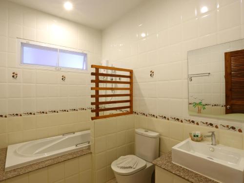 ein Badezimmer mit Waschbecken, Toilette und Badewanne in der Unterkunft Bill Resort in Lamai