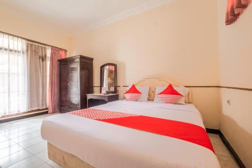 A bed or beds in a room at Super OYO 2346 Hotel Padjadjaran 1