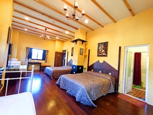 a hotel room with two beds in a room at 南投清境挪威森林 in Renai