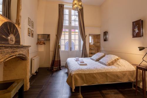 - une petite chambre avec un lit et une cheminée dans l'établissement Heart of Sarlat, à Sarlat-la-Canéda