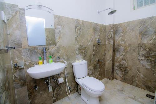 een badkamer met een toilet en een wastafel bij Fort Heaven - Galle Fort in Galle