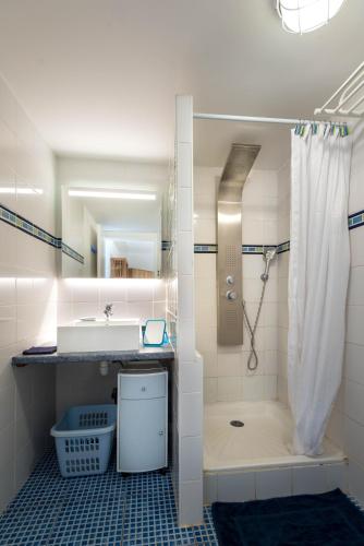 a bathroom with a shower and a sink at T2A Lagon Austral "Jardin du lagon" in Saint-Pierre