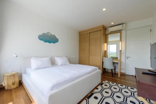 Una cama o camas en una habitación de The Gallery Khao Yai Hotel and Residence - SHA Plus