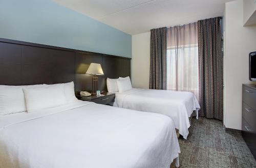 Кровать или кровати в номере Staybridge Suites Chattanooga Downtown - Convention Center, an IHG Hotel