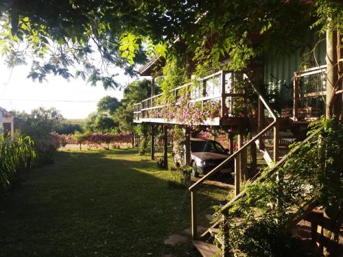 a house with a balcony and a car parked in the yard at Naturaleza pura in Rocha