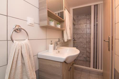 Ванная комната в Loft renovated flat 5' from the old town Corfu