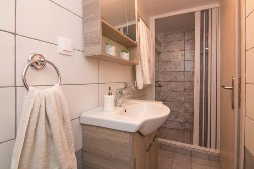 Kúpeľňa v ubytovaní Loft renovated flat 5' from the old town Corfu