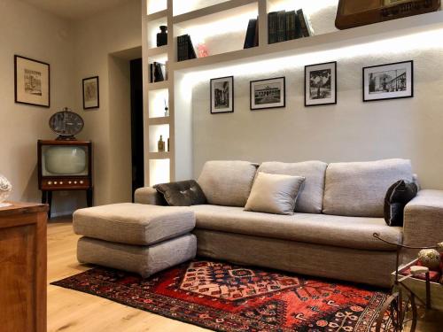 sala de estar con sofá y TV en Appartamento Mariapaola, en Arezzo
