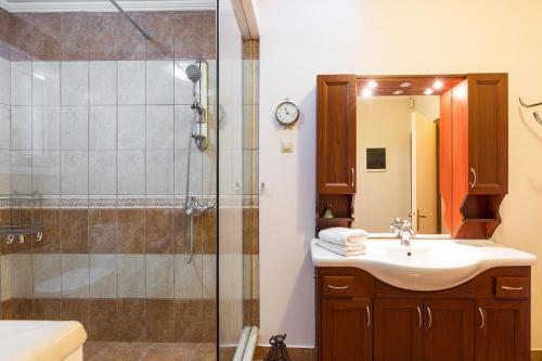 Bilik mandi di Tatiana Seaview House by Konnect, Nisaki