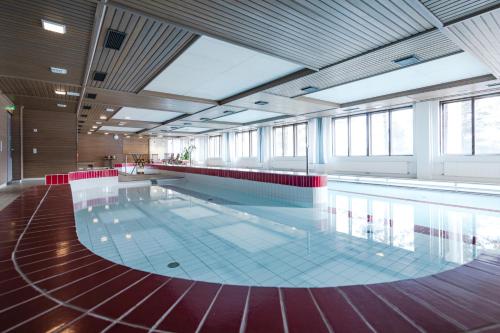 uma grande piscina num grande edifício em Lapland Hotels Hetta em Enontekiö