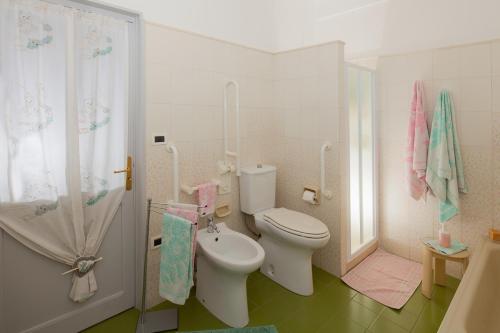 a small bathroom with a toilet and a shower at Casa Zafferano in Albenga