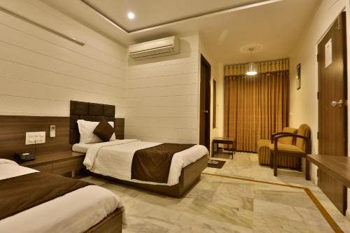 En eller flere senge i et værelse på Hotel Kamran Palace