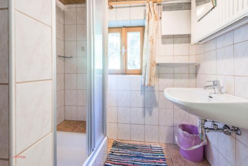 y baño con lavabo y ducha. en Almliesl STVE-551, en Sankt Veit im Pongau