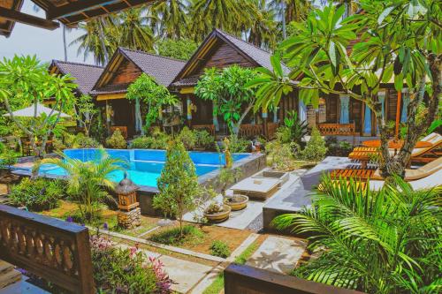 une maison avec un jardin et une piscine dans l'établissement Mertasari Bungalows, à Nusa Penida