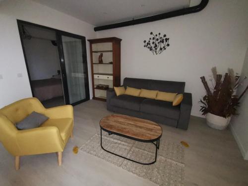 uma sala de estar com um sofá, uma mesa e cadeiras em 2 pièces Vieux-Nice S em Nice