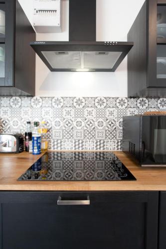 a kitchen with a stove top in a kitchen at Gîte du Charme Provençal in Sénas