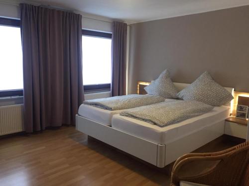 una camera con un letto con due cuscini sopra di Ferienhaus Elisa a Trittenheim
