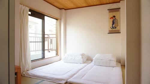 Giường trong phòng chung tại SYOGA A house, next to natural park