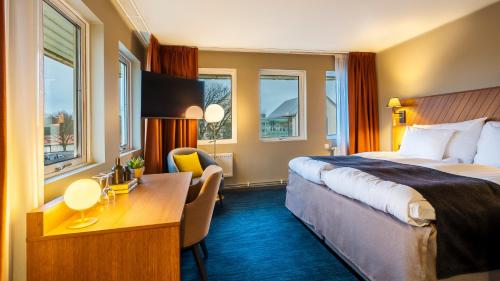 Llit o llits en una habitació de Clarion Collection Hotel Fregatten