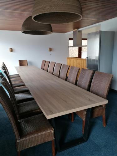 uma sala de conferências com uma mesa de madeira e cadeiras em Haus Rotenburg em Rotemburgo do Fulda