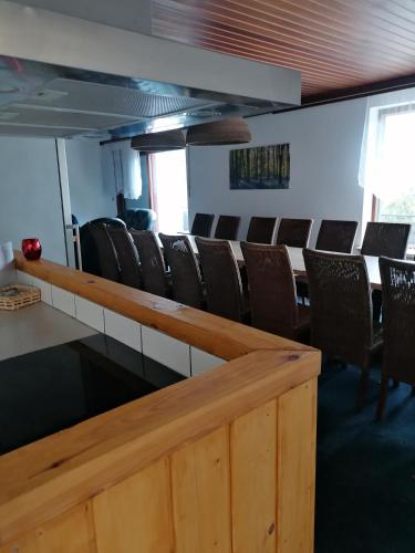 uma sala de conferências com uma mesa longa e cadeiras em Haus Rotenburg em Rotemburgo do Fulda