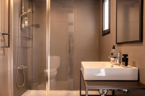 y baño con ducha, lavabo y aseo. en Cooks Club Palma Beach - Adults Only, en Playa de Palma