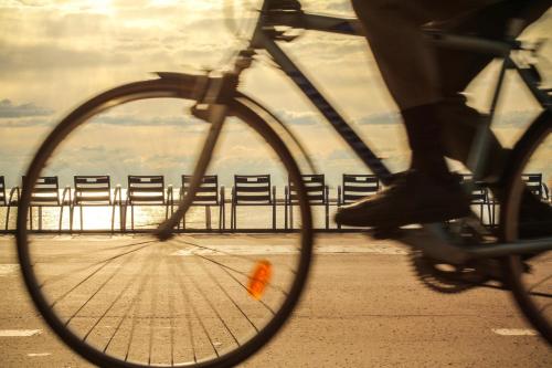 - une personne à vélo sur la plage dans l'établissement MY CASA - GROSSO 14, à Nice