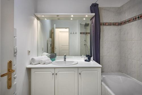 une salle de bain avec un lavabo, une baignoire et un miroir dans l'établissement 