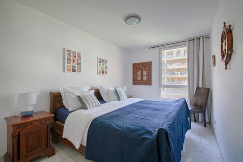 une chambre avec un lit, une table et une fenêtre dans l'établissement 