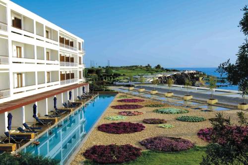 Swimmingpoolen hos eller tæt på Grand Resort Lagonissi