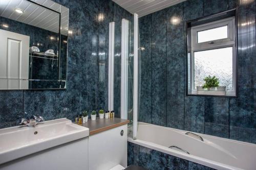 Low EtherleyにあるRose Hill Retreatの浴槽と洗面台のあるバスルーム