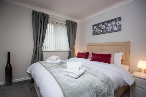 um quarto com uma cama grande e toalhas em Rose Hill Retreat em Low Etherley