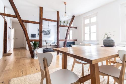 - une salle à manger avec une table et des chaises en bois dans l'établissement Appartements à la Luise, à Wuppertal