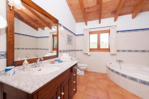 Een badkamer bij Es Garroveral 3