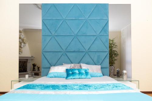 a bed with a blue headboard in a bedroom at Mar Rosa in Aguçadoura