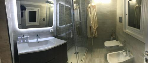 bagno con lavandino e servizi igienici di Home 3L a Palermo