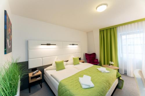 Кровать или кровати в номере Hotel Stadtfeld