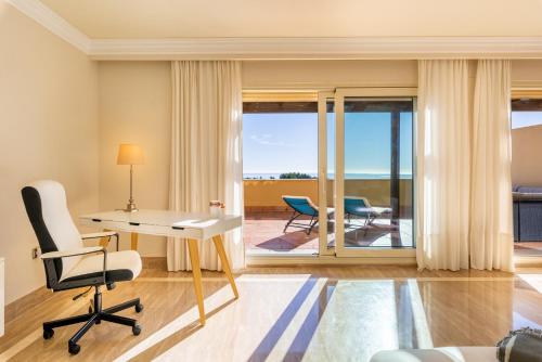 Habitación de hotel con escritorio y vistas al océano en Sierra Blanca, Marbella, en Marbella