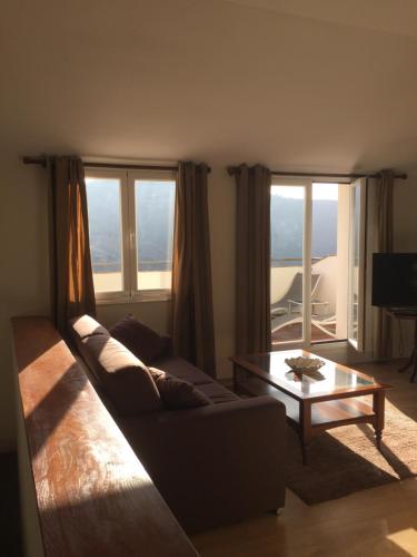 uma sala de estar com um sofá e uma mesa em Hotel Leonor de Aquitania em Cuenca