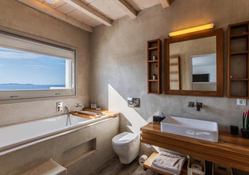 Um banheiro em O Lofos Luxury Boutique Suites