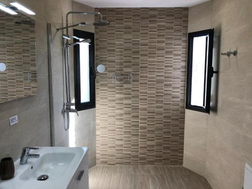 卡門港的住宿－Casa MoJo，浴室配有盥洗盆、淋浴和盥洗盆。