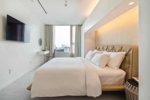 Giường trong phòng chung tại Leman Luxury Suite with Rooftop Pool & Gym