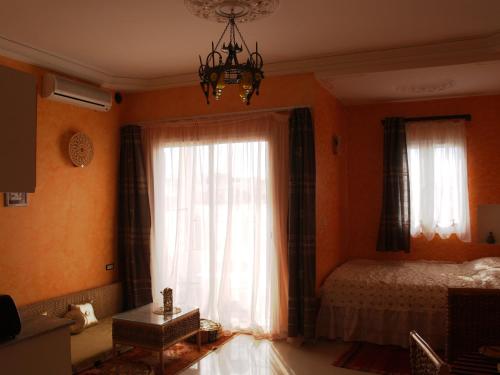 Кровать или кровати в номере Dar El Amen Appartements