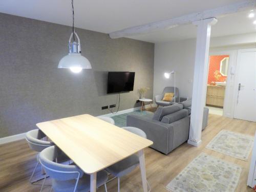 salon ze stołem i kanapą w obiekcie Apartment Alaitz Rentería w mieście Rentería